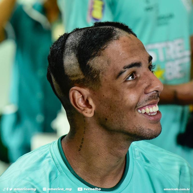 Adyson, Breno, Cssio, Jlio, Luan Campos, Mateus Henrique e Renato Marques passam por trote no Lanna Drumond