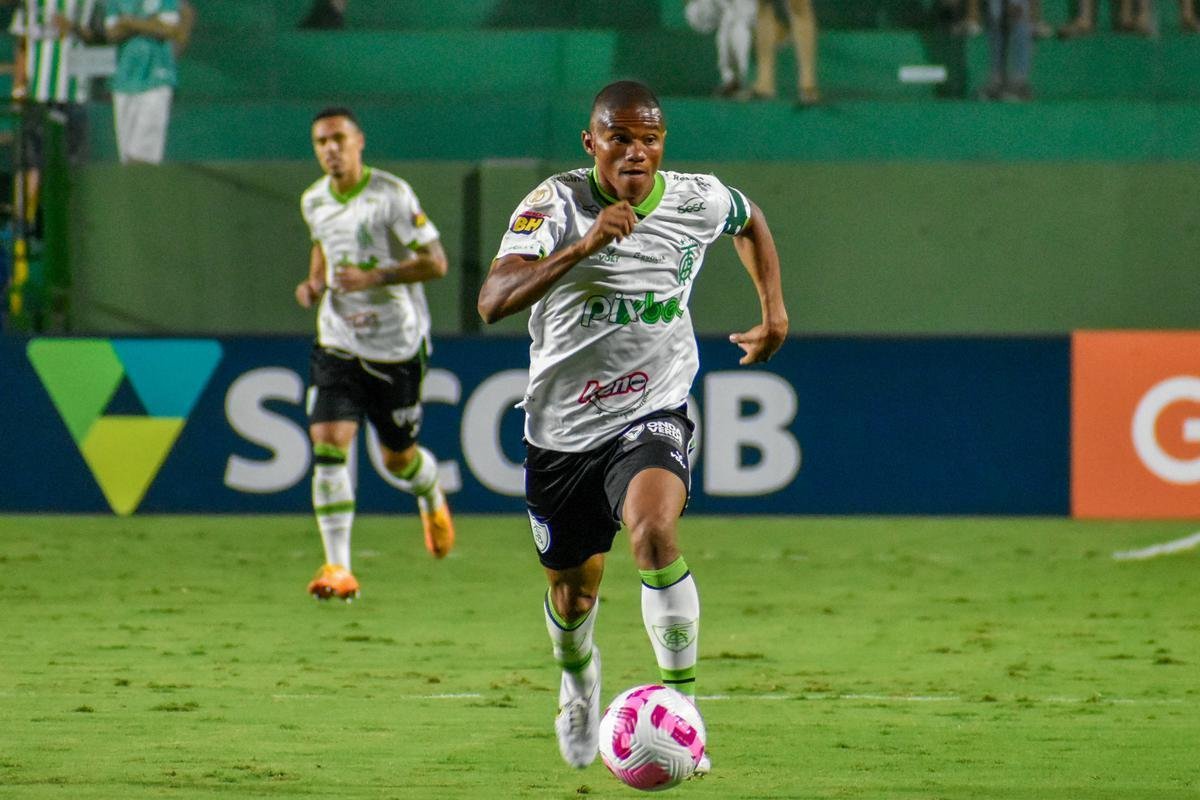 Gois e Amrica se enfrentaram nesta quarta-feira (26/10) no Estdio da Serrinha, em Goinia