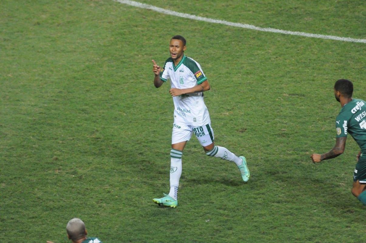 Ademir, de pnalti, sacramentou a virada do Amrica sobre o Palmeiras no Independncia