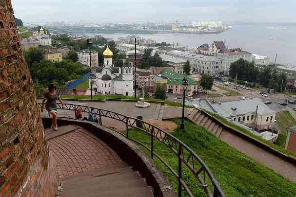 Nijni Novgorod - Cidade patrimnio da humanidade. Entre os destaques arquitetnicos est seu Kremlin, construdo do sculo 14 (1374) ao 16, s margens do Rio Volga. Esto preservadas 13 torres e dois quilmetros de muralhas.  Pesquisas nucleares blindaram a regio por longo perodo