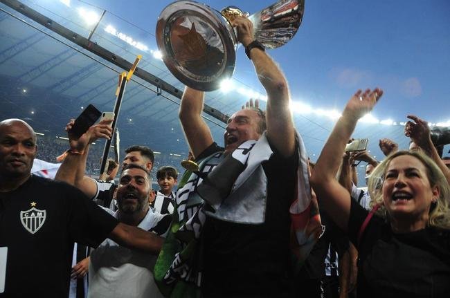 Atltico ergue a taa de campeo brasileiro e d a volta olmpica diante da torcida alvinegra, no Mineiro