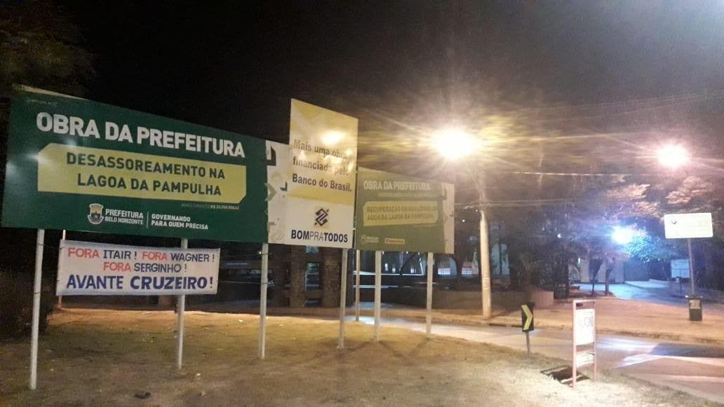 Faixas contra a diretoria do Cruzeiro