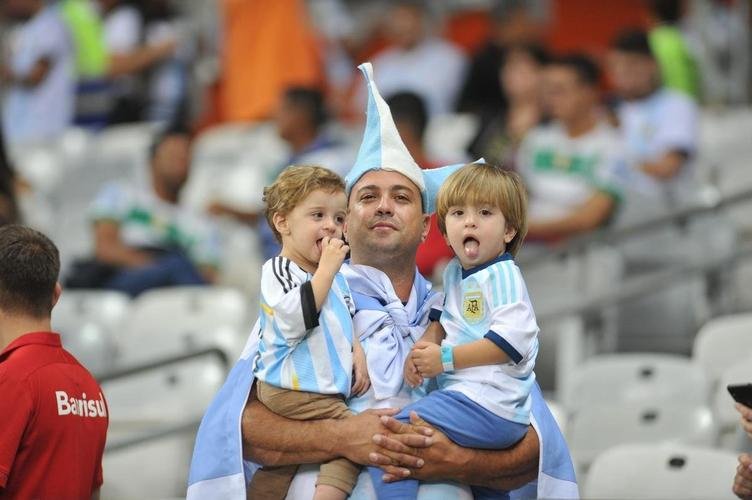 Torcedores na partida entre Argentina e Paraguai, no Mineiro, pela Copa Amrica