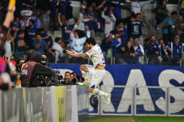 Cruzeiro volta melhor no segundo tempo, e Hudson abre o placar aos 6 minutos