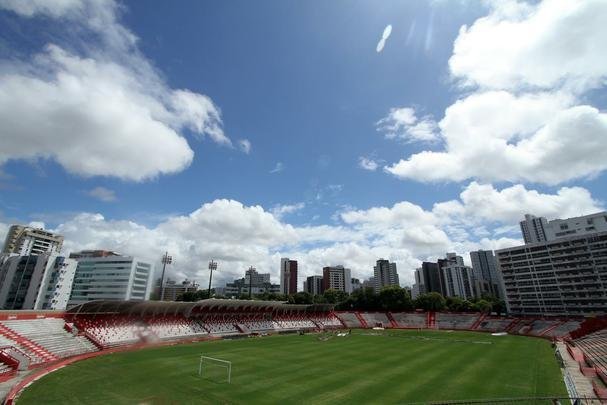 Funcionários do clube trabalham para recuperar o gramado após as fortes chuvas que caíram no Recife