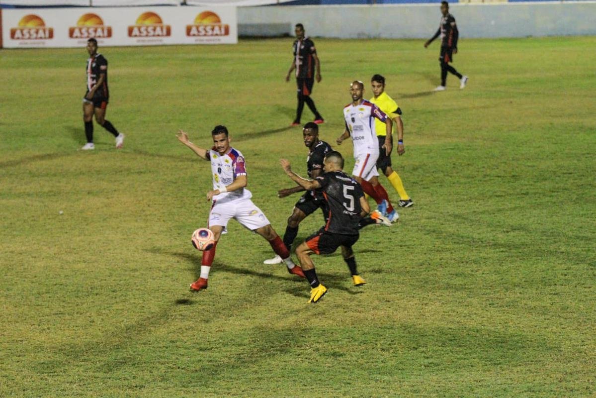 Jogando em casa, o Salgueiro foi melhor e imps o placar de 3 a 0 sobre o Afogados, confirmando a sua terceira deciso de ttulo do Campeonato Pernambucano, segunda contra o Santa Cruz.