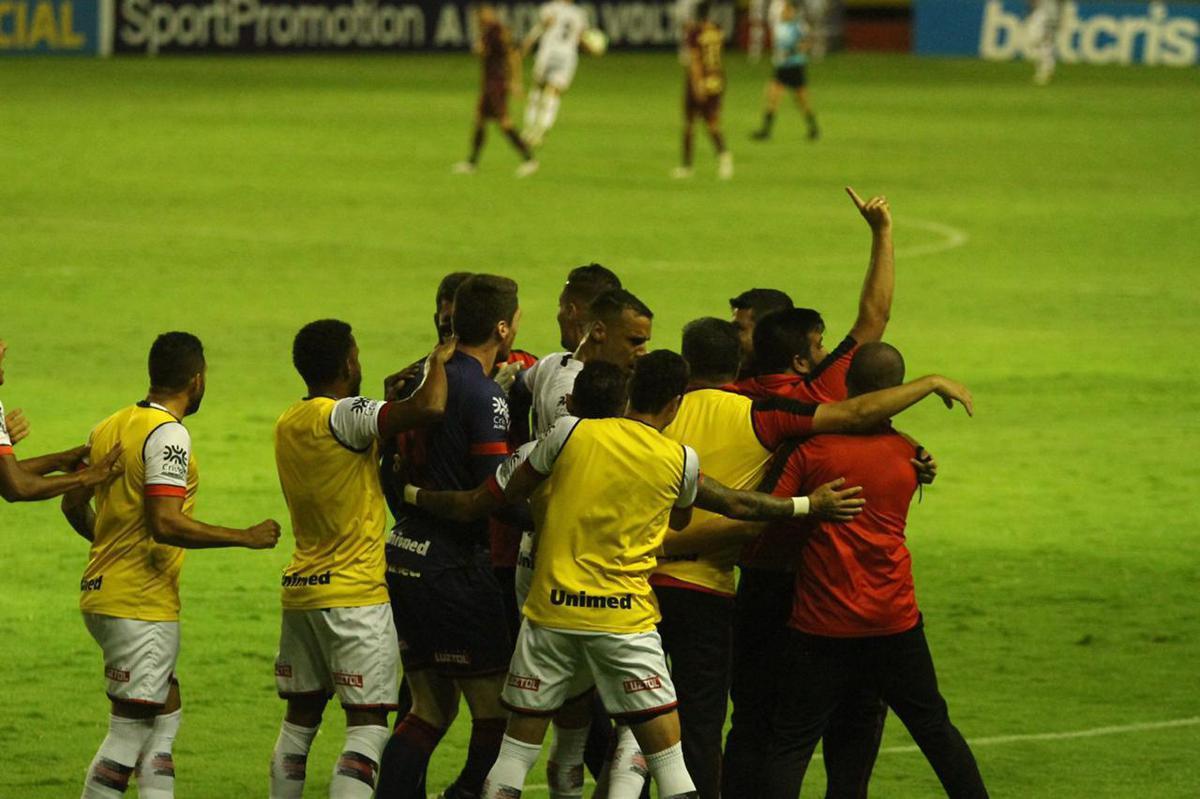 Equipes se enfrentaram no fechamento da rodada nesta segunda-feira na Ilha do Retiro