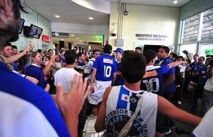 Torcida faz festa em aeroporto para receber o Tricampe�o Brasileiro