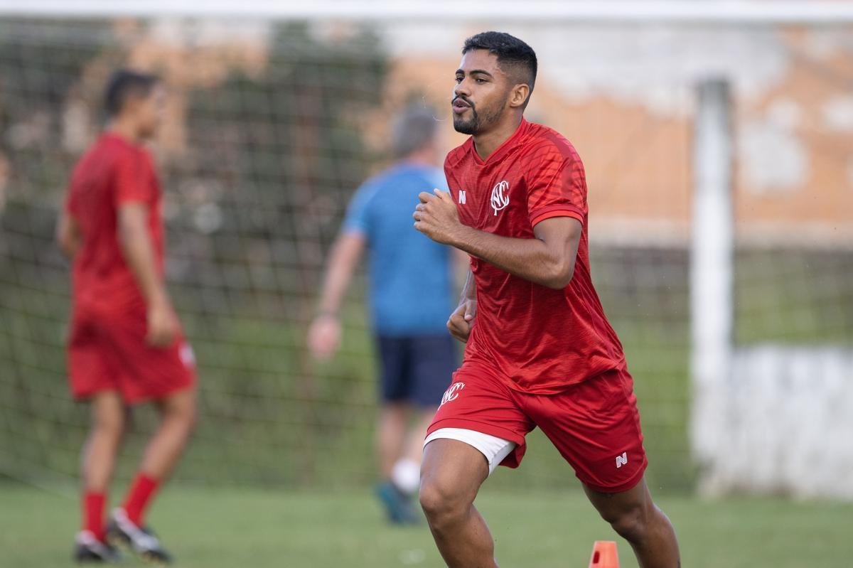 Jogadores do Náutico seguem trainando no CT Wilson Campos, sob a supervisão do técnico Gimar Dal Pozzo. Atletas e membros da comissão técnica são submetidos às medidas de saúde para evitar o contato e gerar possível foco de Covid-19.