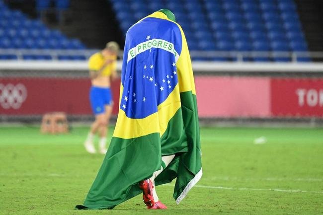 Fotos da festa dos jogadores brasileiros com a conquista da medalha de ouro em Tquio no futebol. Seleo  bicampe olmpica e de forma consecutiva