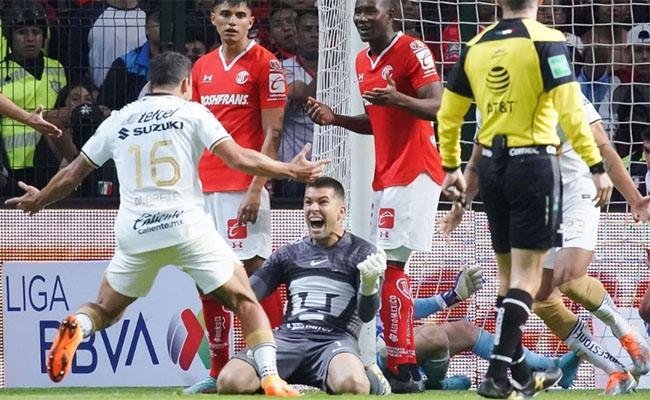 Comemora��o do goleiro Julio Gonz�lez pelo gol do Pumas