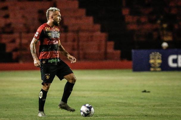 O Sport abriu o placar no primeiro tempo com Elton, escolhido pelo técnico Guto Ferreira como titular para a partida.