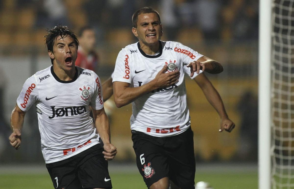 ATLTICO - O lateral-esquerdo Fbio Santos ( direita)  bicampeo da Copa Libertadores. Em 2005, integrou o grupo vitorioso do So Paulo. Em 2012, foi pea fundamental no ttulo indito do Corinthians.