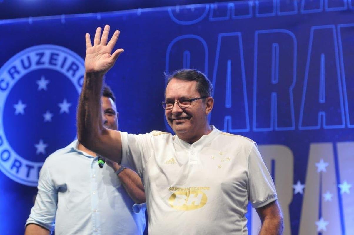 Ronaldo levou cruzeirenses de Conselheiro Lafaiete ao delrio ao participar da Caravana do Cruzeiro nesta quarta-feira (26). Fenmeno esteve acompanhado no palco de Pedro Loureno, patrocinador do clube, e ganhou msica nova produzida pelo rapper Das Quebradas