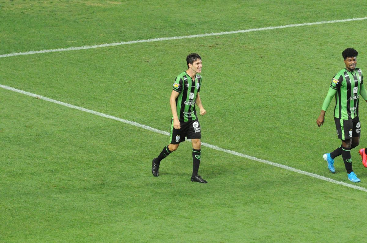 Fotos do duelo entre Amrica e Ponte Preta, no Independncia, em Belo Horizonte, em jogo de volta da quarta fase da Copa do Brasil