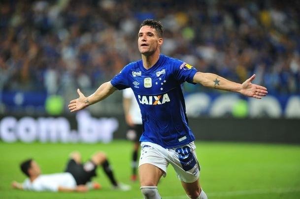 Cruzeiro conseguiu abrir vantagem de 1 a 0 no fim do primeiro tempo, com gol de cabea de Thiago Neves