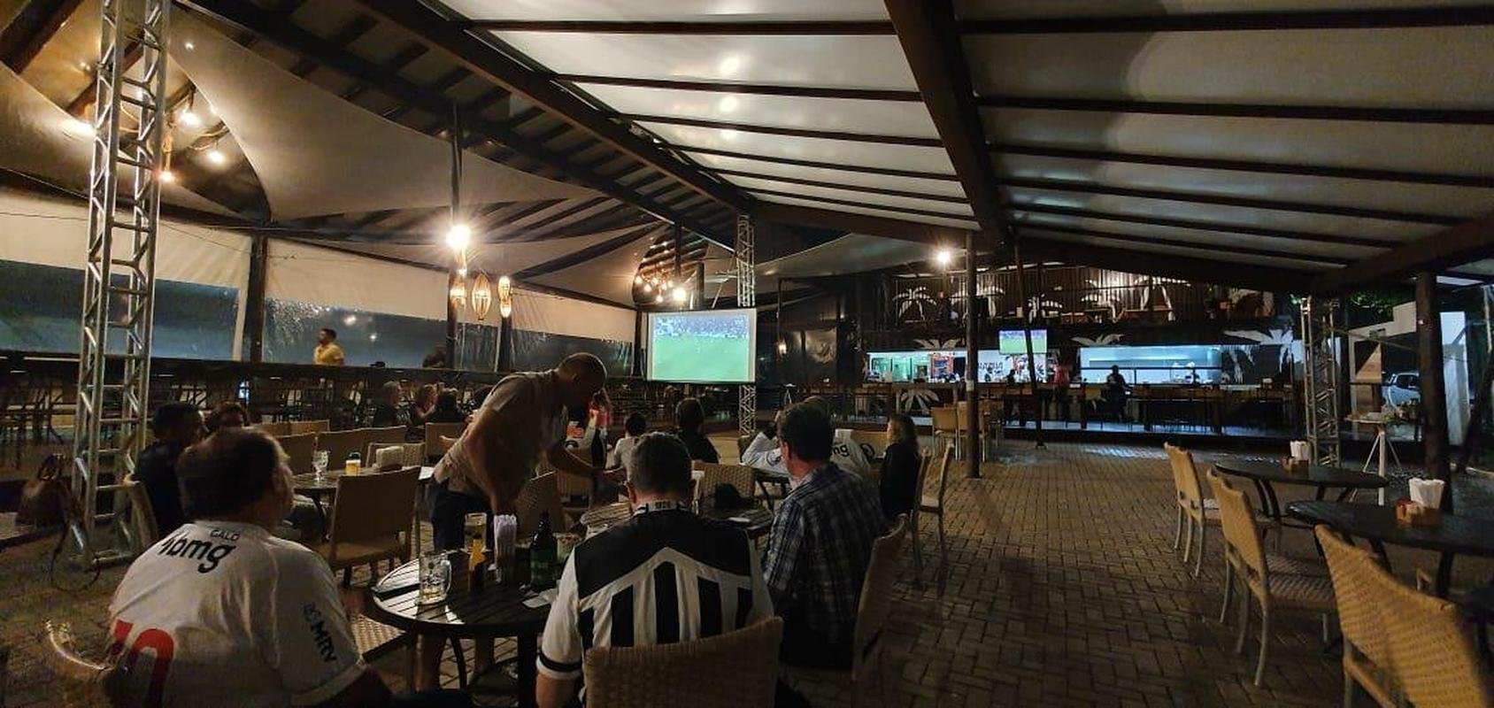 Atleticanos acompanharam Flamengo 2x1 Cear nos bares de Belo Horizonte, na expectativa de comemorar o ttulo antecipado do Campeonato Brasileiro. No entanto, o rival carioca venceu o time nordestino e adiou a festa atleticana.