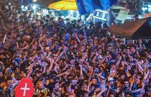 Grmio conquista o tri da Libertadores e torcida tricolor invade as ruas de Porto Alegre