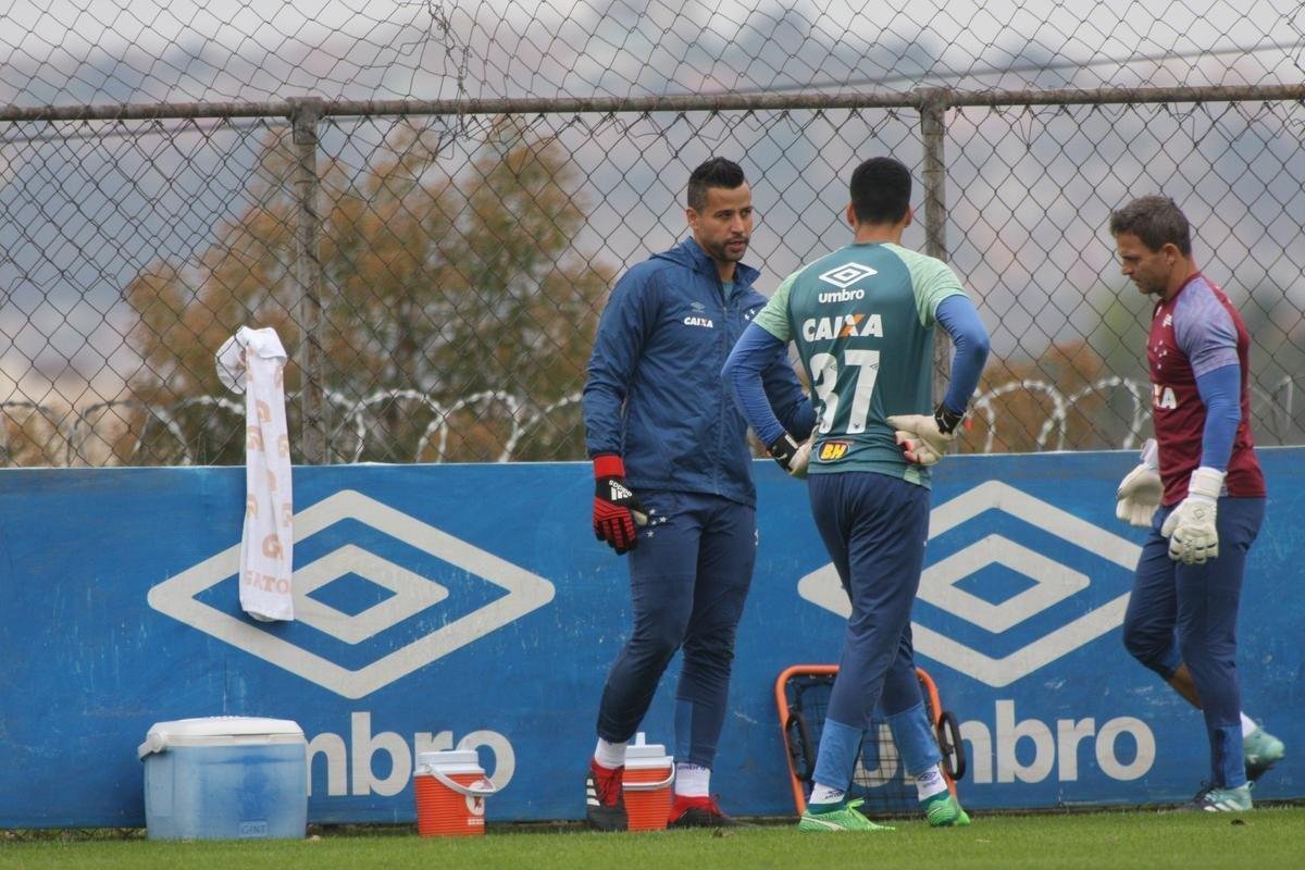 Goleiro Fbio vai a campo sob superviso de preparador Robertinho