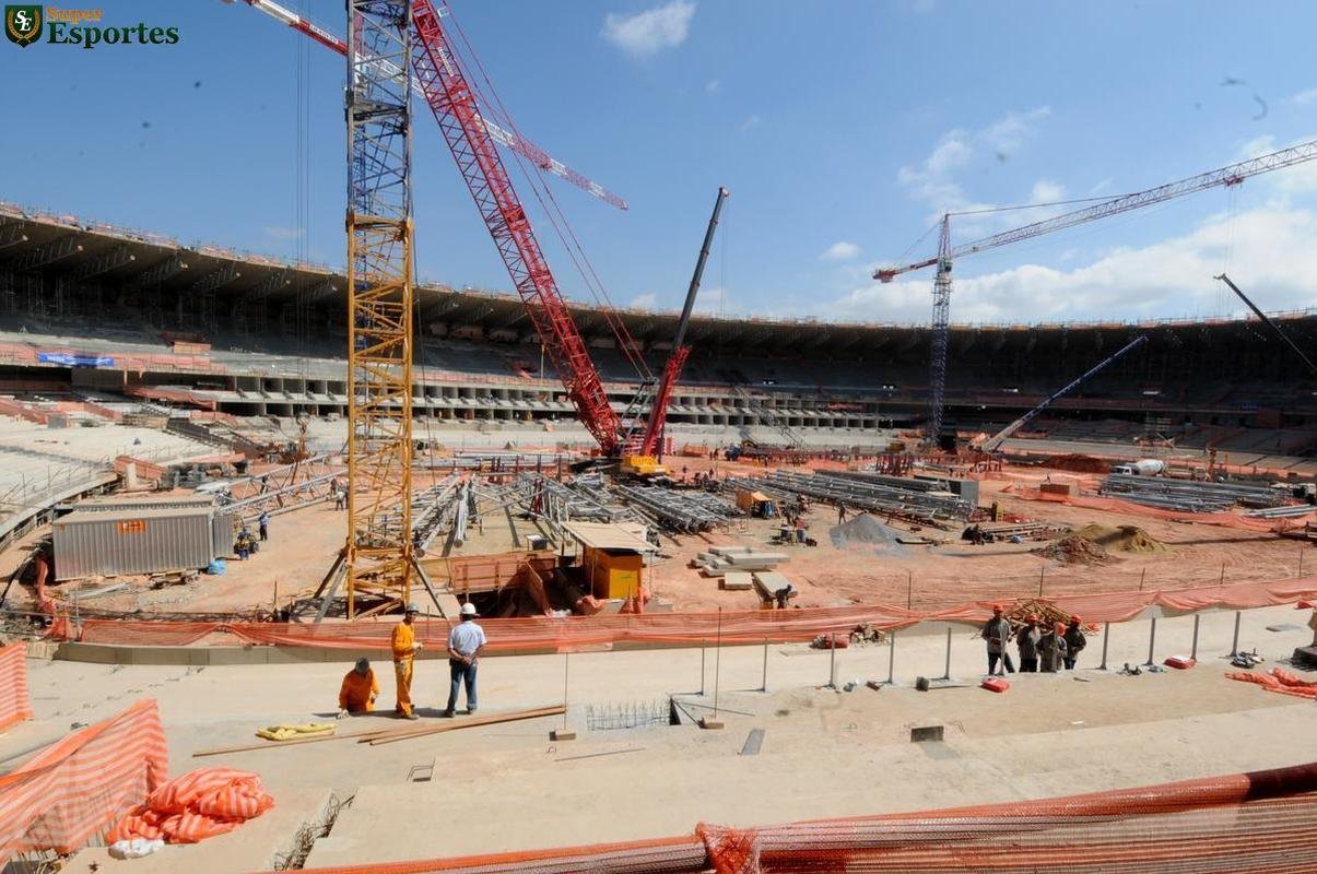 07/08/2012 - No interior do estdio, anel inferior quase todo montado. Mineiro com nova cara.