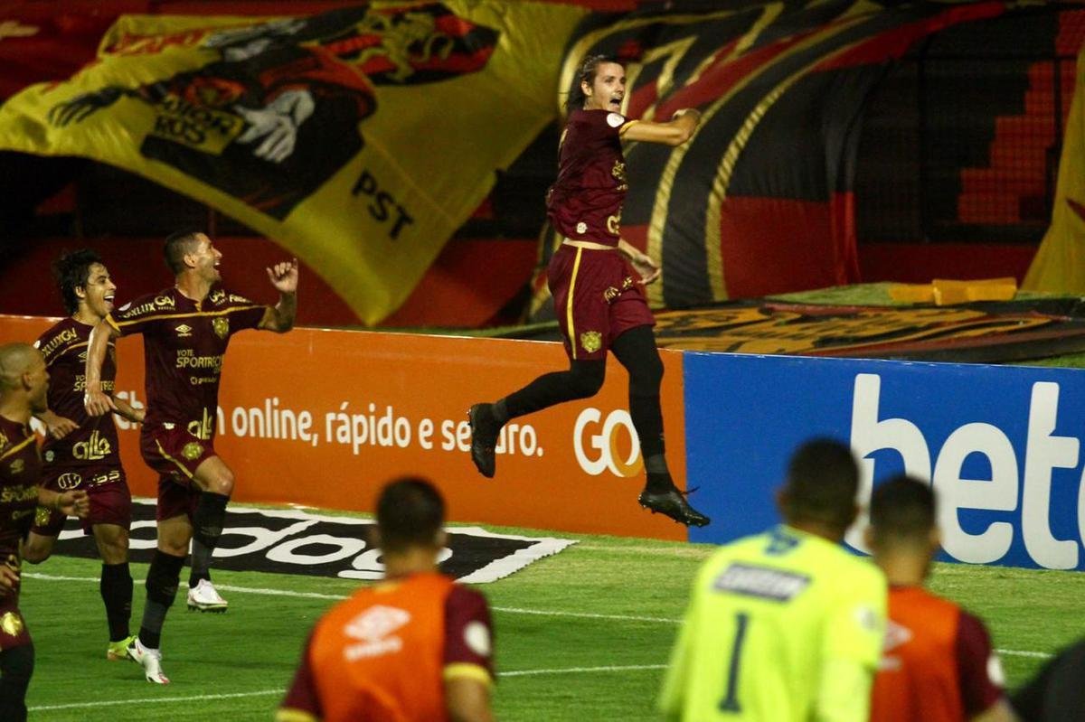 Com gol do zagueiro Maidana, de pênalti, Sport venceu o Corinthians em casa e deu um salto importante na tabela de classificação da Série A.