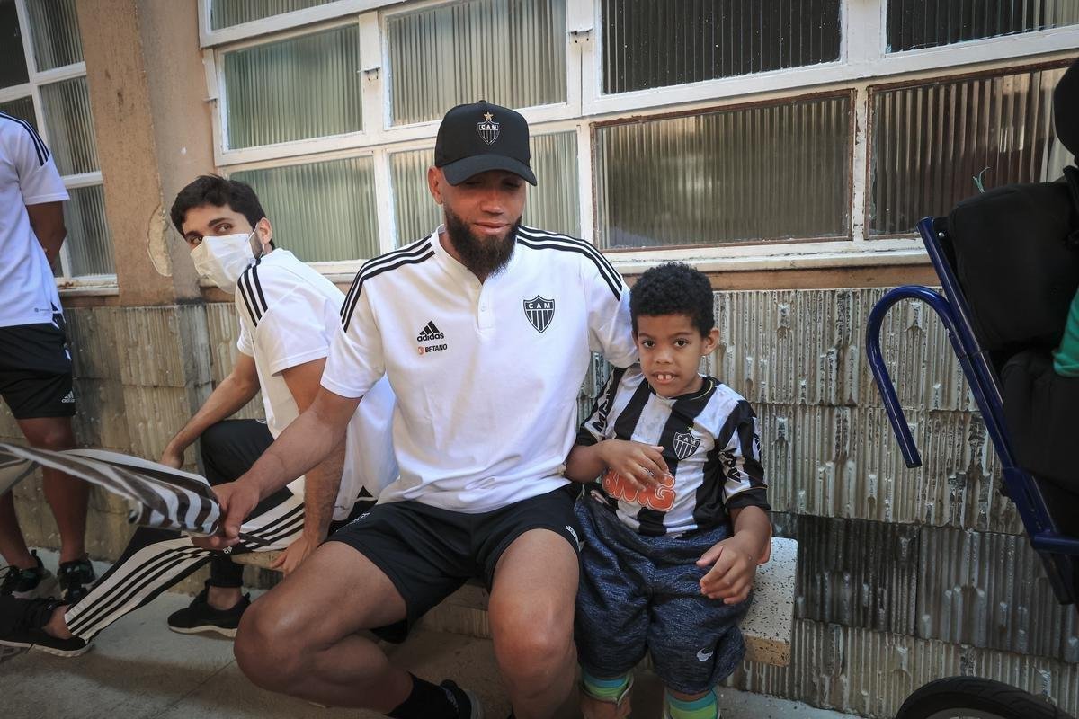 Jogadores do Atltico visitam Ncleo Assistencial Caminhos para Jesus