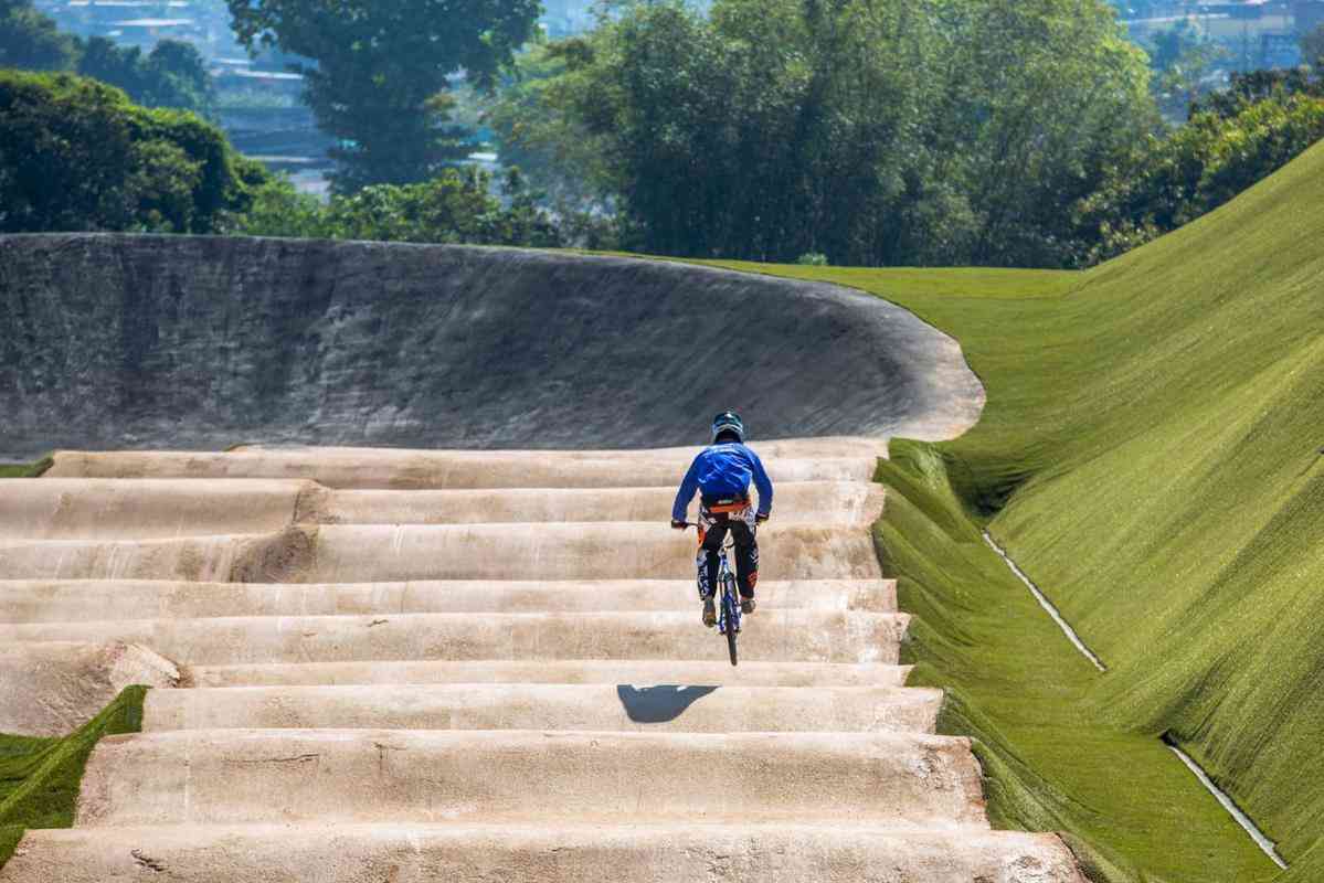 Localizado dentro do Parque Radical, em Deodoro, a pista de BMX tem percurso entre 300m e 400m