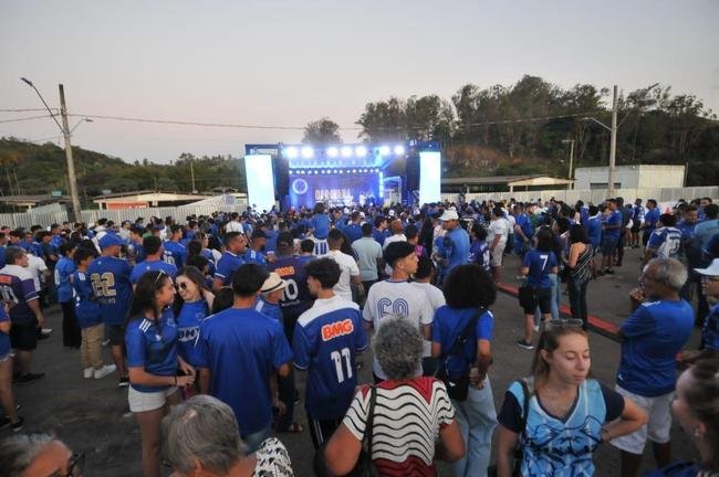 Caravana do Cruzeiro em Conselheiro Lafaiete, com a presena de Ronaldo Fenmeno. Milhares de torcedores cruzeirenses compareceram ao Parque de Exposies Tancredo Neves para prestigiar o evento oficial do clube