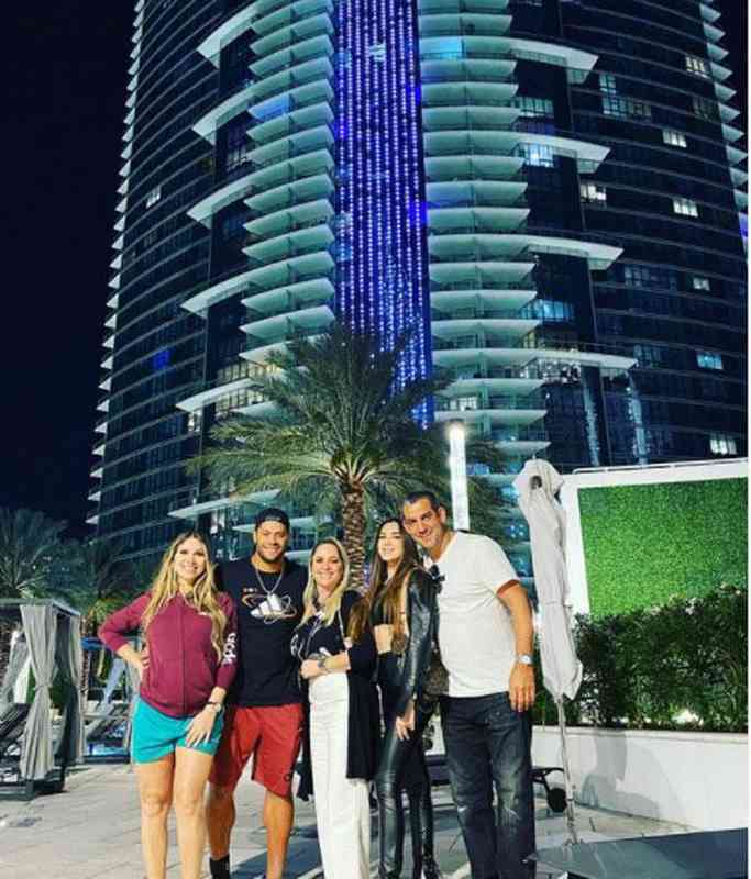 Hulk, do Atlético, apresenta sua nova cobertura em Miami no condomînio Paramount Miami Worldcenter