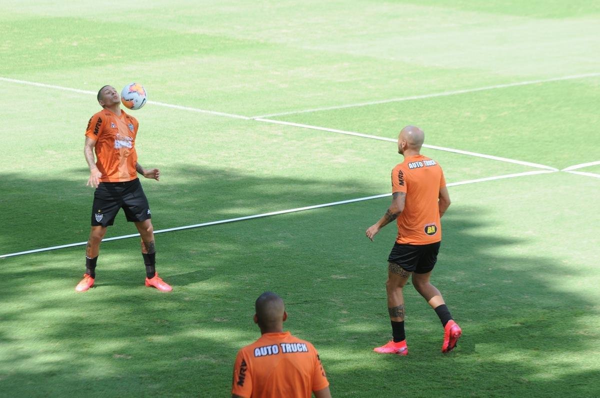 Treino do Atltico nesta segunda-feira, na Cidade do Galo, contou com a volta do meia  Juan Cazares. Direo no chegou a acordo para vend-lo a clube saudita. Tcnico Rafael Dudamel relacionou 23 jogadores para a viagem a Santa Fe, local da estreia na Sul-Americana, quinta-feira, contra o Unin-ARG. Jogador equatoriano ficou fora da lista.