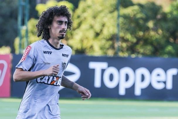 Valdívia treinou ao lado dos companheiros nesta terça