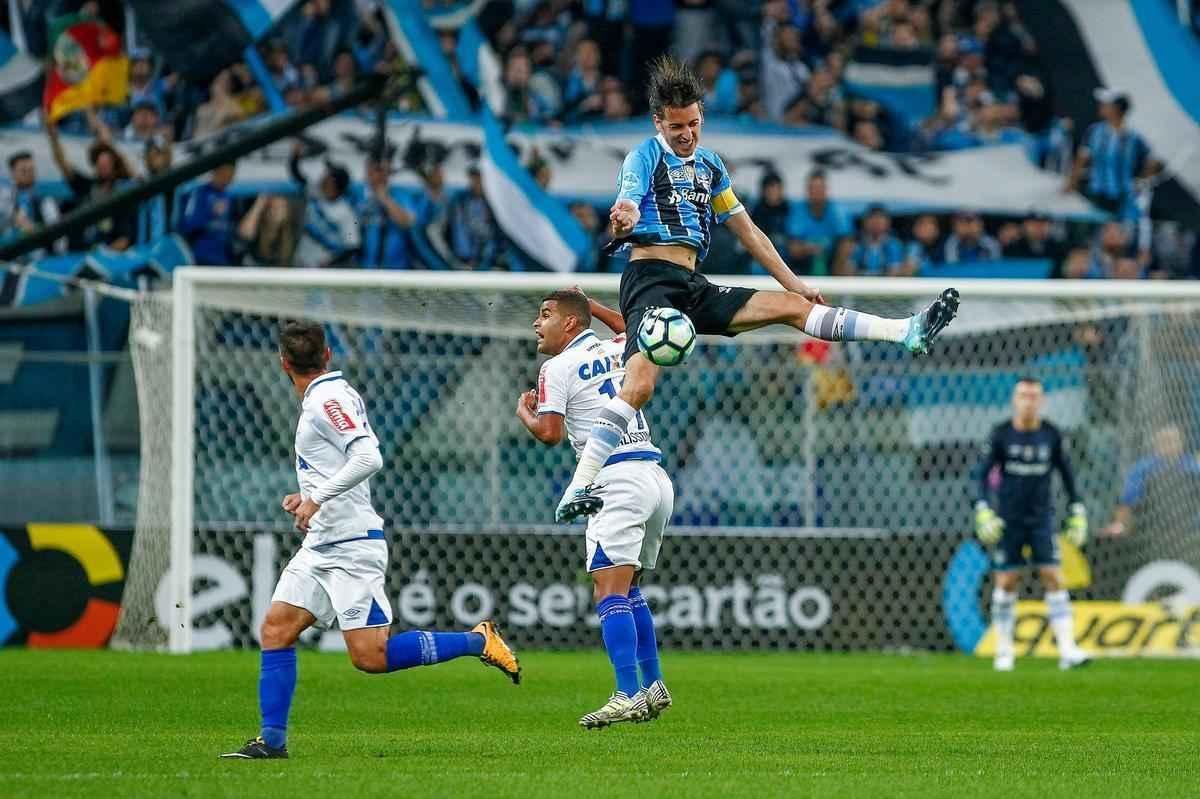 Grmio foi superior no primeiro tempo e abriu o placar aos 45 minutos, com Barrios
