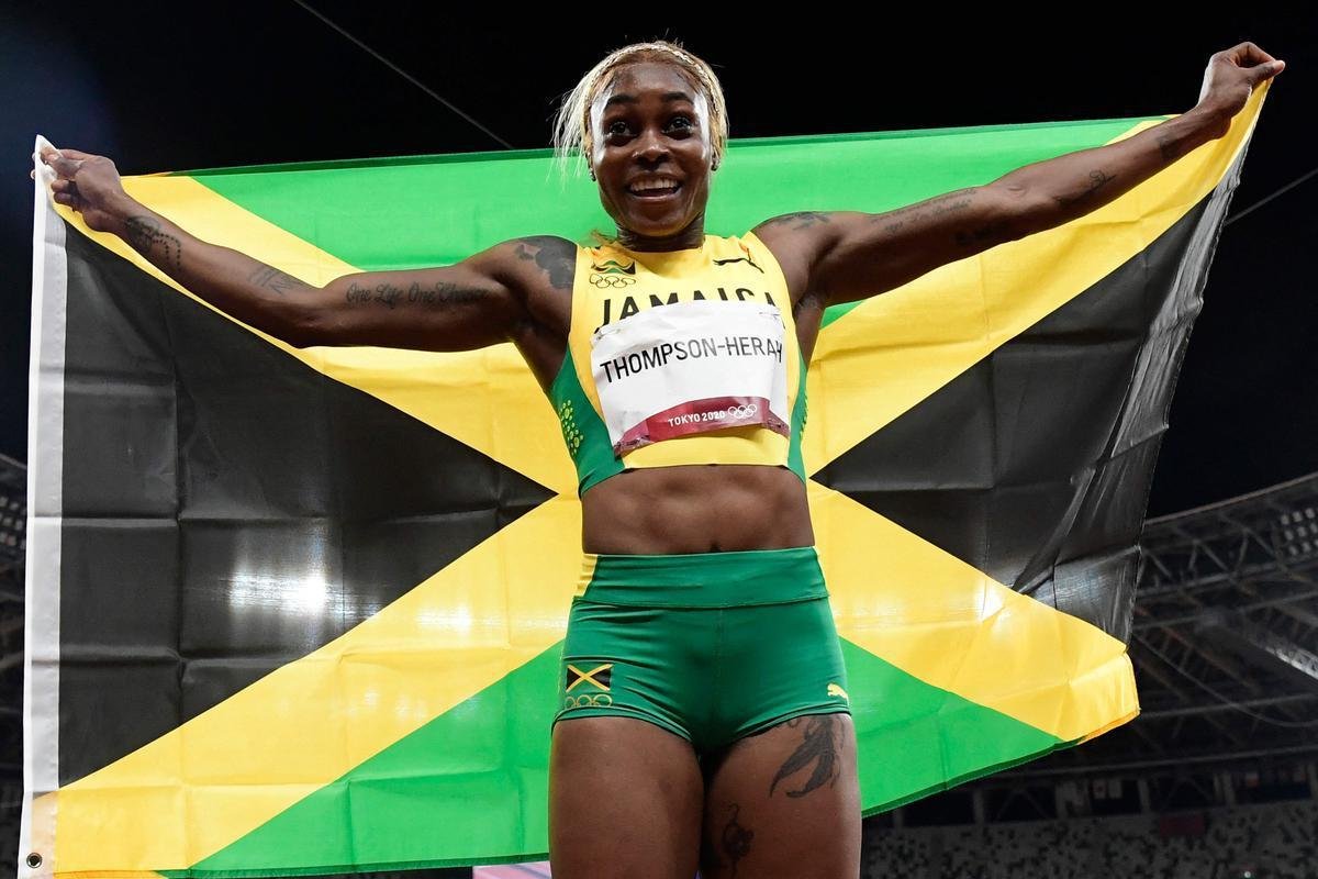 Fotos espetaculares da vitria da jamaicana Elaine Thompson-Herah nos 100m rasos dos Jogos Olmpicos de Tquio com o tempo de 10s61. A velocista quebrou o recorde olmpico e comandou o pdio jamaicano ao lado de Ann Fraser-Pryce, prata, e Shericka Jackson, bronze.