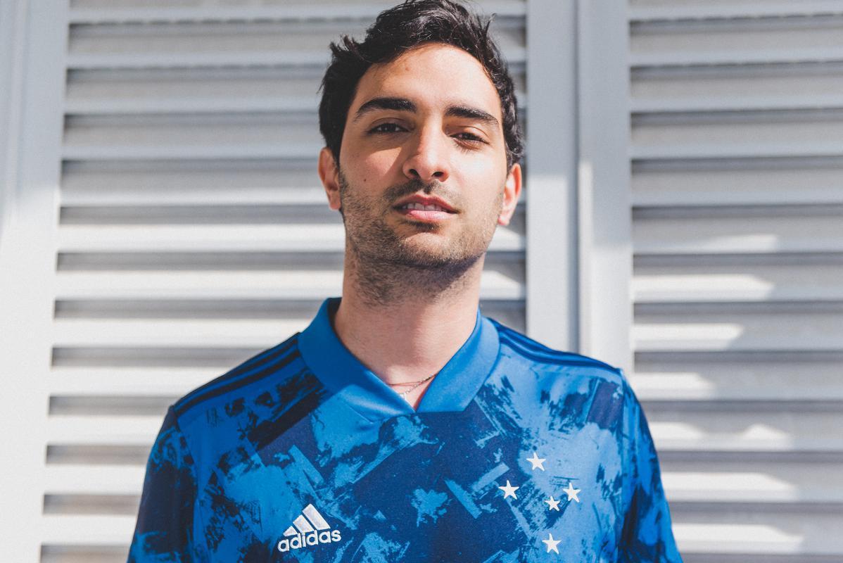 Fotos da nova camisa 3 do Cruzeiro, produzida pela Adidas
