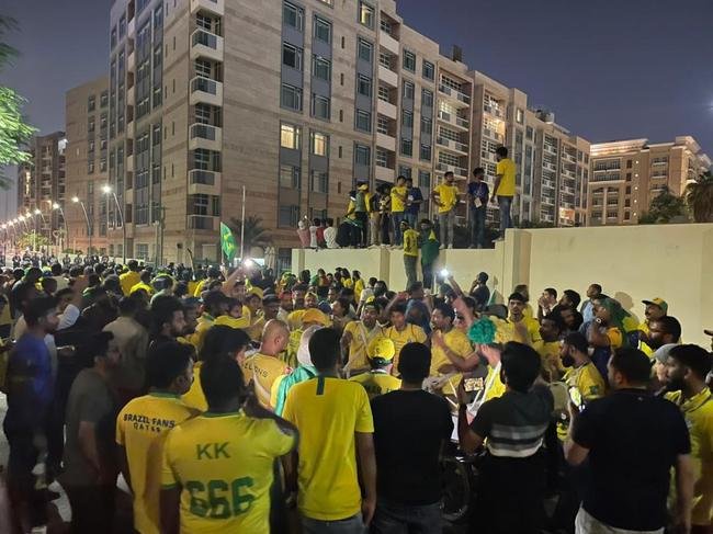 Seleção Brasileira chegou ao hotel The Westin Doha Hotel & Spa, no Centro de Doha, capital do Catar, e teve recepção calorosa de torcedores do Brasil e de outros países. Muitos curiosos apareceram para tentar ver os craques que vão buscar o hexa na Copa do Mundo