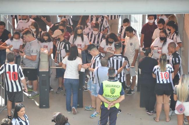 Fotos da chegada da torcida do Atltico ao Mineiro para o clssico contra o Cruzeiro pela nona rodada do Mineiro 