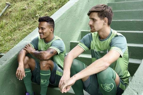 O América se reapresentou nesta quinta-feira para a próxima temporada. Além de já contar com os reforços, o Coelho mostrou o novo uniforme de treino, da Sparta, marca-própria do clube
