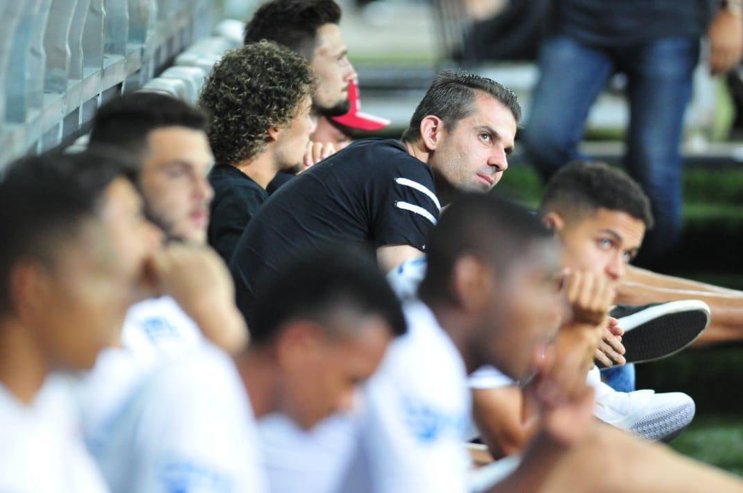 Em processo de recuperao de uma tendinite no joelho esquerdo, goleiro Victor acompanhou, no Mineiro, nesta quarta-feira, a partida entre Atltico e Gois, pela 31 rodada do Campeonato Brasileiro. Jogador ainda no tem data para voltar a atuar pelo Galo.