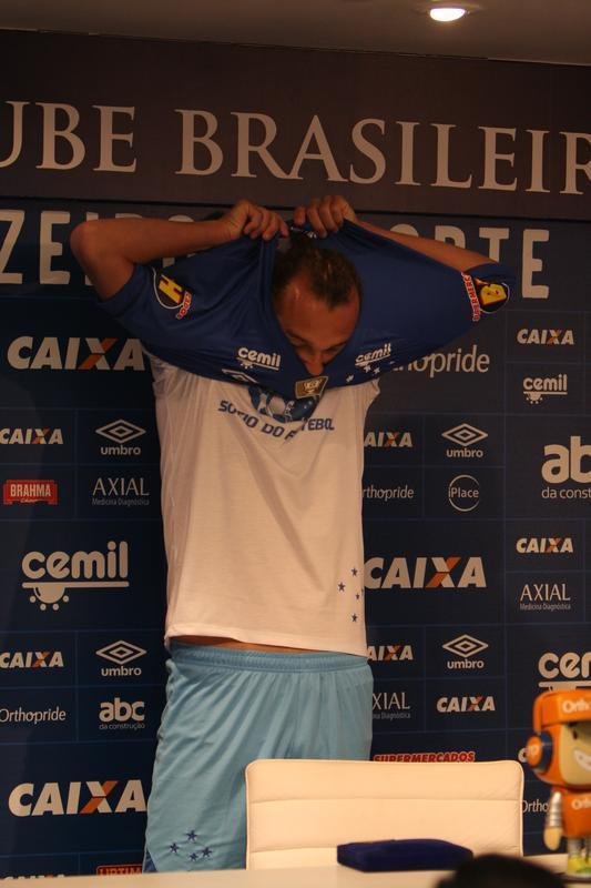 Atacante Barcos, o 'Pirata', vestiu a camisa 28 do Cruzeiro e falou sobre desejo de conquistar muitos ttulos