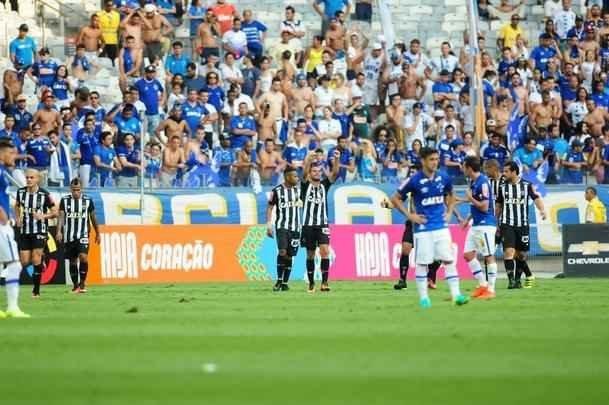 Clayton abriu o placar para o Atltico aos 30 minutos, com arremate de cabea