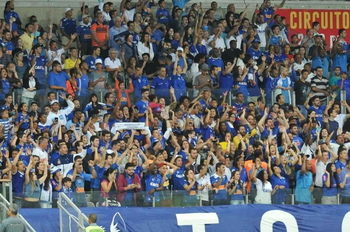 Imagens da torcida e da partida entre Cruzeiro e Santos, no Mineiro