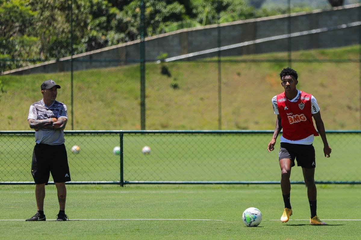 Atlético divulga fotos do novo uniforme de treino