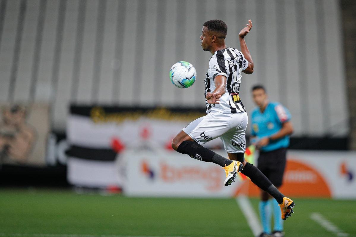 O Atltico venceu Corinthians de virada, por 2 a 1, neste sbado, em So Paulo, pela 21 rodada do Campeonato Brasileiro. Os gols alvinegros foram marcados por Guilherme Arana e Marrony. Matheus Dav balanou a rede para o Timo.
