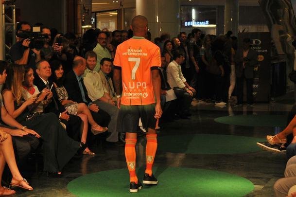 Amrica apresentou coleo de uniformes 2016, desenhados pelo estilista Ronaldo Fraga e produzidos pela Lupo