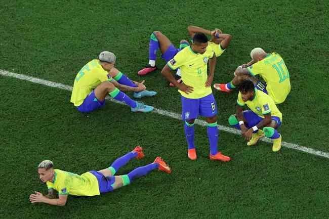 Copa do Mundo: por que jogador deitou no campo durante jogo do Brasil