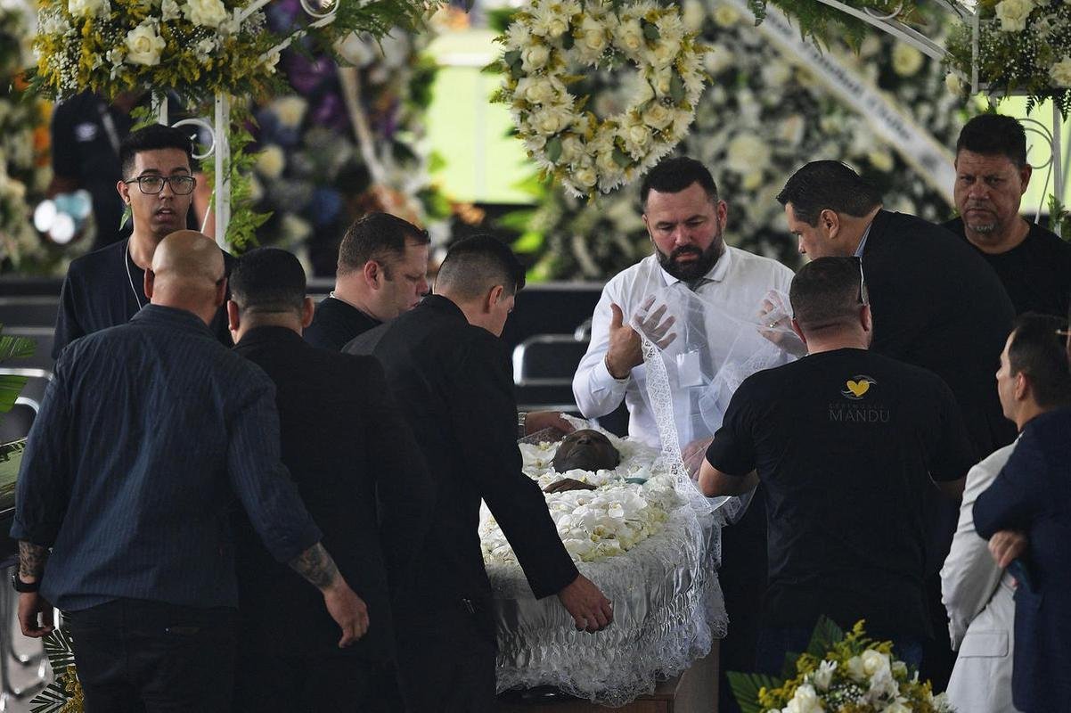 Corpo de Pel  velado na Vila Belmiro, estdio do Santos. 