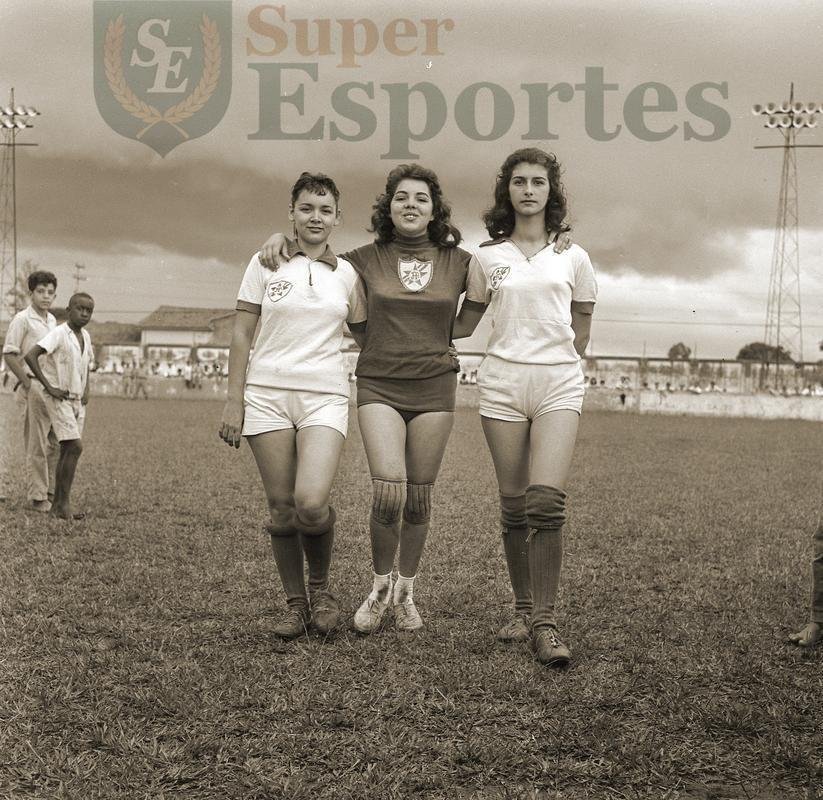 No fim dos anos 1950, jogos do time feminino do Araguari Atltico Clube eram uma atrao  parte na cidade do Tringulo. Estdio Jos Vasconcelos Montes ficava sempre lotado. Quem no conseguia entrar subia em rvores e nos muros para assistir  peleja das pioneiras do esporte em Minas