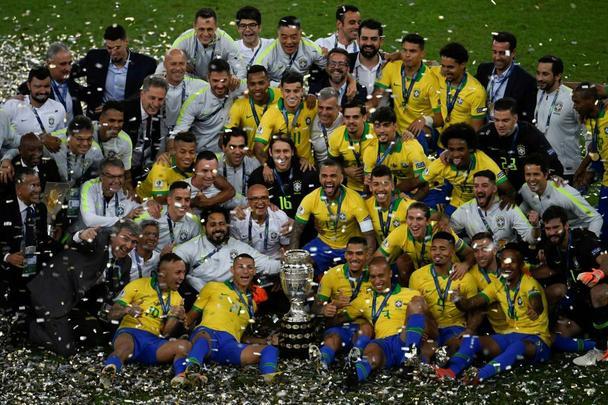 Seleção Brasileira derrota Peru por 3 a 1, conquista Copa América e ergue a taça no Maracanã; veja as fotos da festa do Brasil