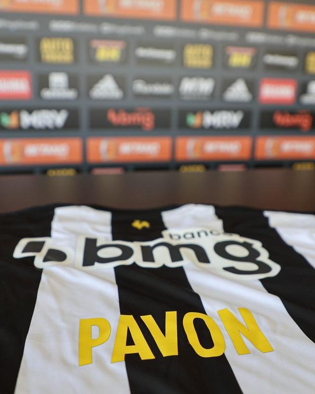 Fotos da apresentao do atacante Pavn no Atltico