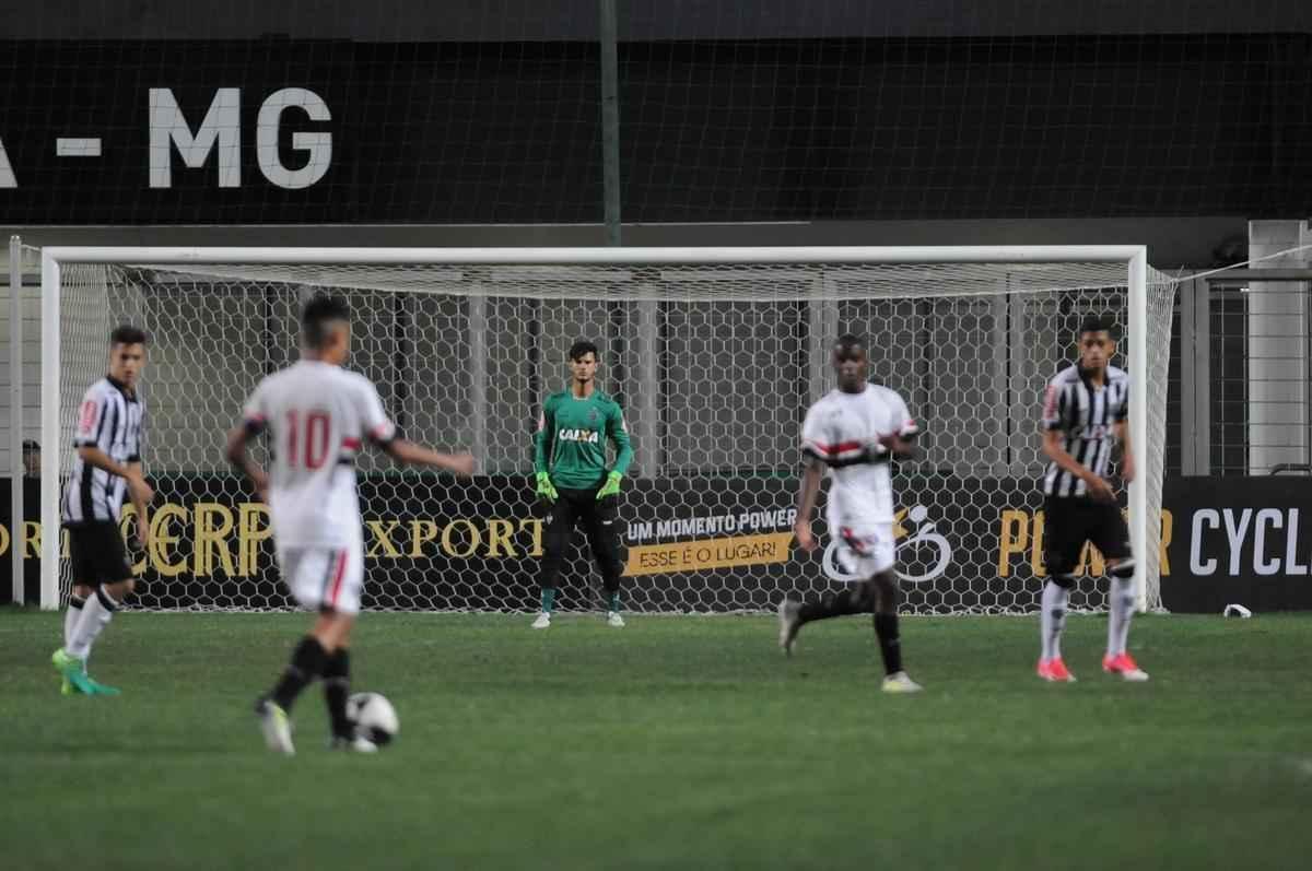 Galinho  goleado pelo So Paulo por 4 a 1, no Independncia, nas semifinais da Taa BH Sub-17